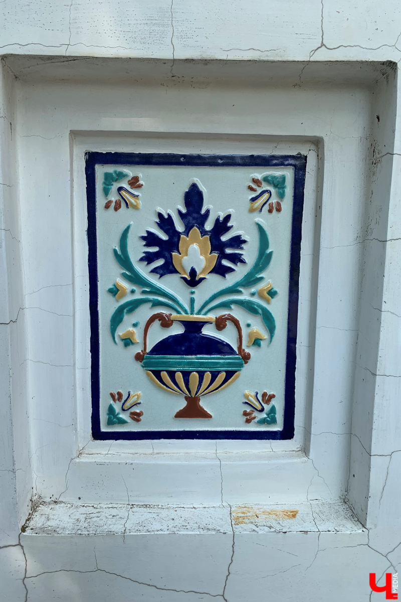 Если встретились два филолога, они рано или поздно попадут в Переделкино. Знаменитый писательский городок манит громкими именами, многочисленными секретами литераторов и, конечно, богемной дачной атмосферой. Именно здесь, под Москвой, когда-то творили Борис Пастернак, Корней Чуковский, Лев Кассиль, Константин Симонов, Вениамин Каверин, Евгений Евтушенко, Андрей Вознесенский, Белла Ахмадулина и многие другие. Чтобы окунуться в секреты литературной богемы, хватит выходных. Рассказываем, как доехать и что посмотреть в первую очередь.