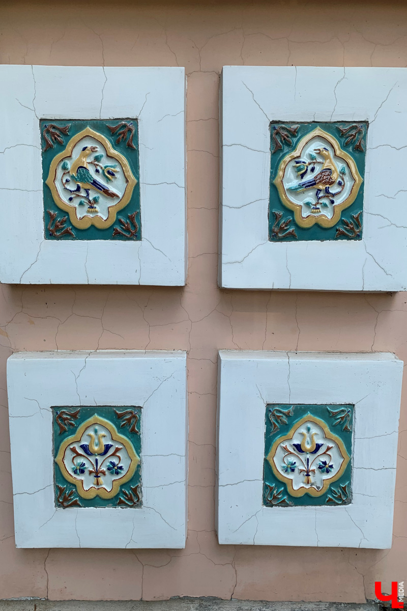 Если встретились два филолога, они рано или поздно попадут в Переделкино. Знаменитый писательский городок манит громкими именами, многочисленными секретами литераторов и, конечно, богемной дачной атмосферой. Именно здесь, под Москвой, когда-то творили Борис Пастернак, Корней Чуковский, Лев Кассиль, Константин Симонов, Вениамин Каверин, Евгений Евтушенко, Андрей Вознесенский, Белла Ахмадулина и многие другие. Чтобы окунуться в секреты литературной богемы, хватит выходных. Рассказываем, как доехать и что посмотреть в первую очередь.