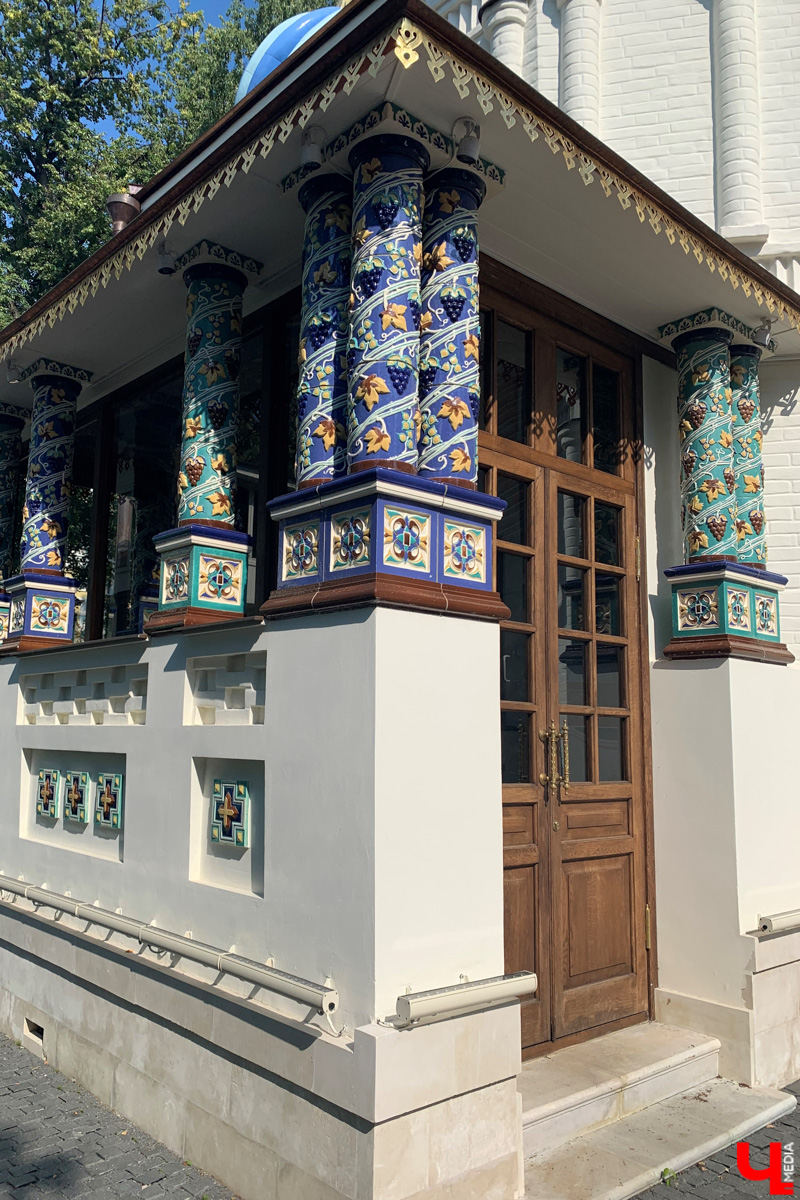 Если встретились два филолога, они рано или поздно попадут в Переделкино. Знаменитый писательский городок манит громкими именами, многочисленными секретами литераторов и, конечно, богемной дачной атмосферой. Именно здесь, под Москвой, когда-то творили Борис Пастернак, Корней Чуковский, Лев Кассиль, Константин Симонов, Вениамин Каверин, Евгений Евтушенко, Андрей Вознесенский, Белла Ахмадулина и многие другие. Чтобы окунуться в секреты литературной богемы, хватит выходных. Рассказываем, как доехать и что посмотреть в первую очередь.