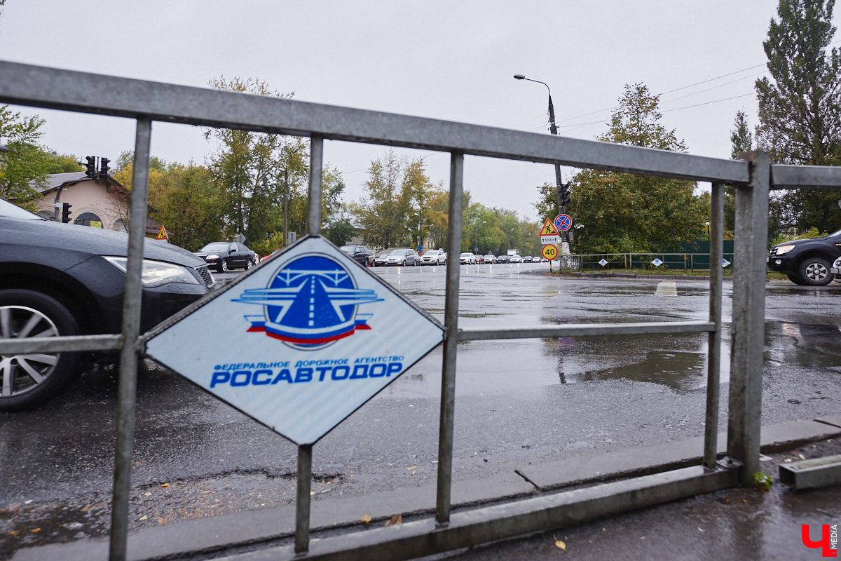 В Юрьевце начался ремонт подземного перехода. Тоннель нуждался в этом давно, привести в порядок его планируют до декабря. Но все это время движение транспорта на подъезде к городу будет организовано по одной полосе в каждую сторону. Большой микрорайон рискует встать в гигантскую пробку.