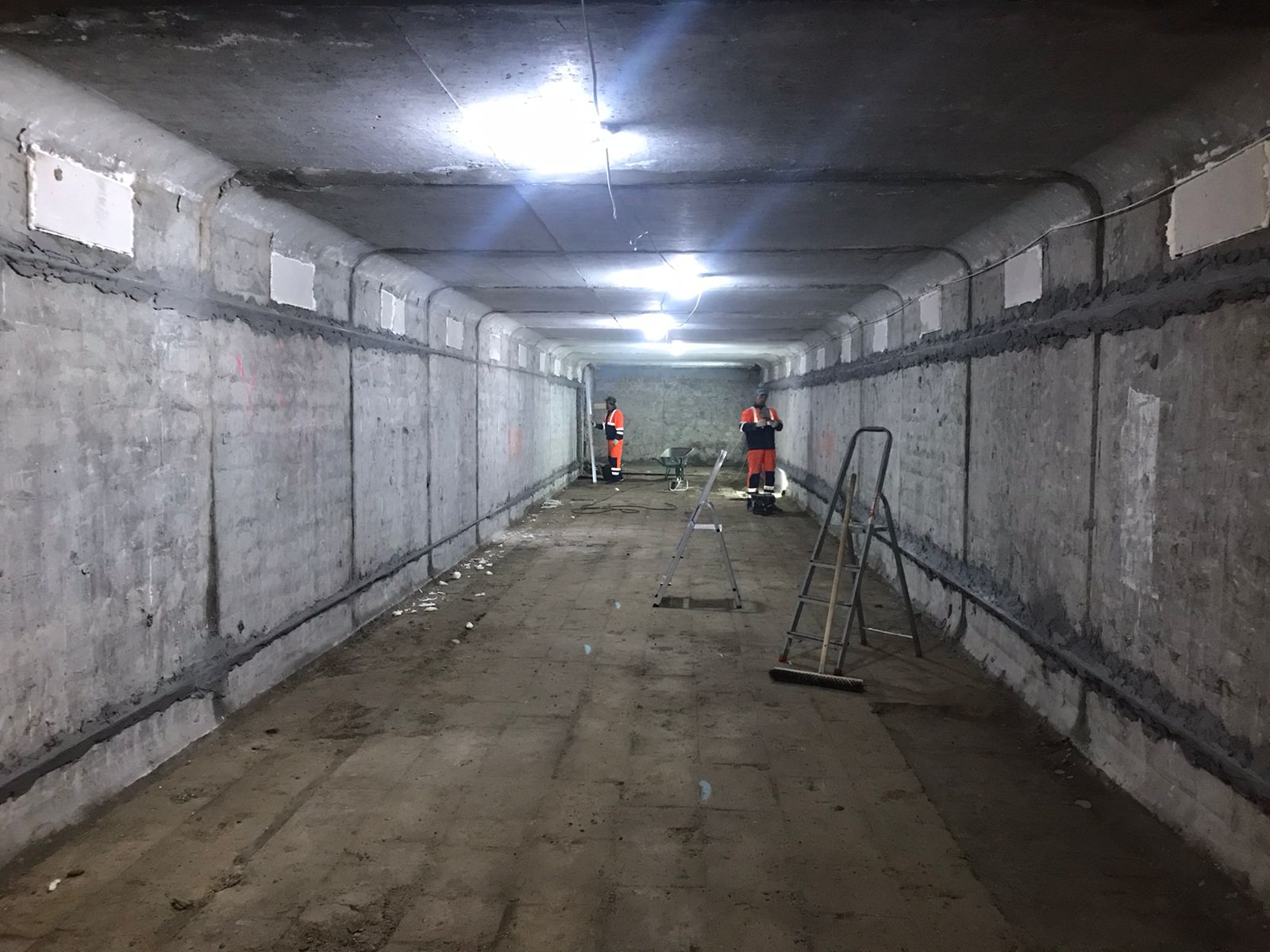 В Юрьевце начался ремонт подземного перехода. Тоннель нуждался в этом давно, привести в порядок его планируют до декабря. Но все это время движение транспорта на подъезде к городу будет организовано по одной полосе в каждую сторону. Большой микрорайон рискует встать в гигантскую пробку.