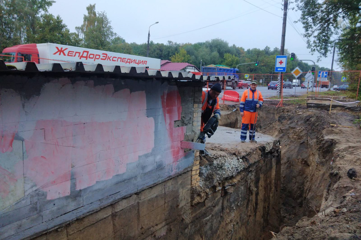 В Юрьевце начался ремонт подземного перехода. Тоннель нуждался в этом давно, привести в порядок его планируют до декабря. Но все это время движение транспорта на подъезде к городу будет организовано по одной полосе в каждую сторону. Большой микрорайон рискует встать в гигантскую пробку.
