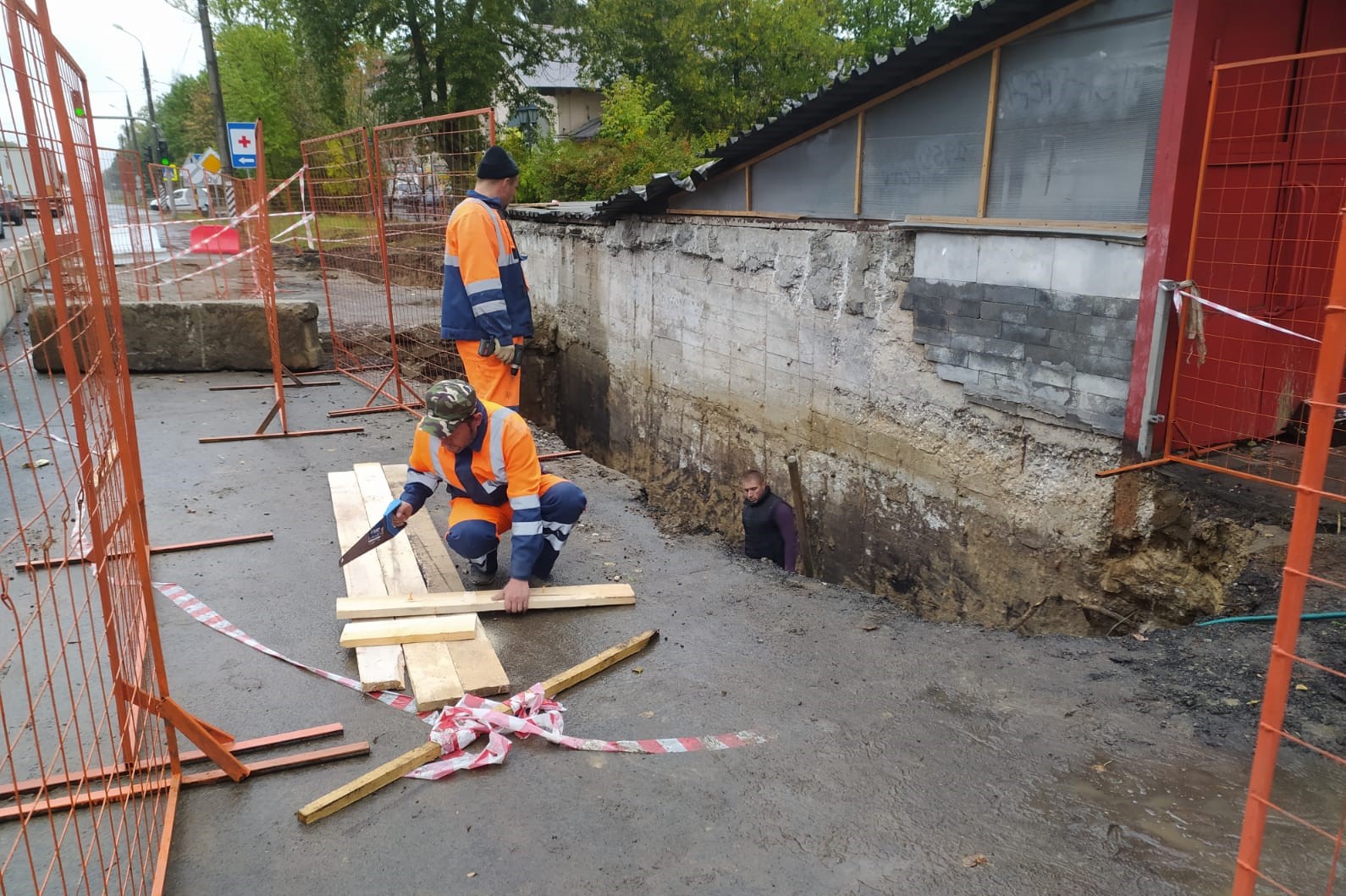 В Юрьевце начался ремонт подземного перехода. Тоннель нуждался в этом давно, привести в порядок его планируют до декабря. Но все это время движение транспорта на подъезде к городу будет организовано по одной полосе в каждую сторону. Большой микрорайон рискует встать в гигантскую пробку.