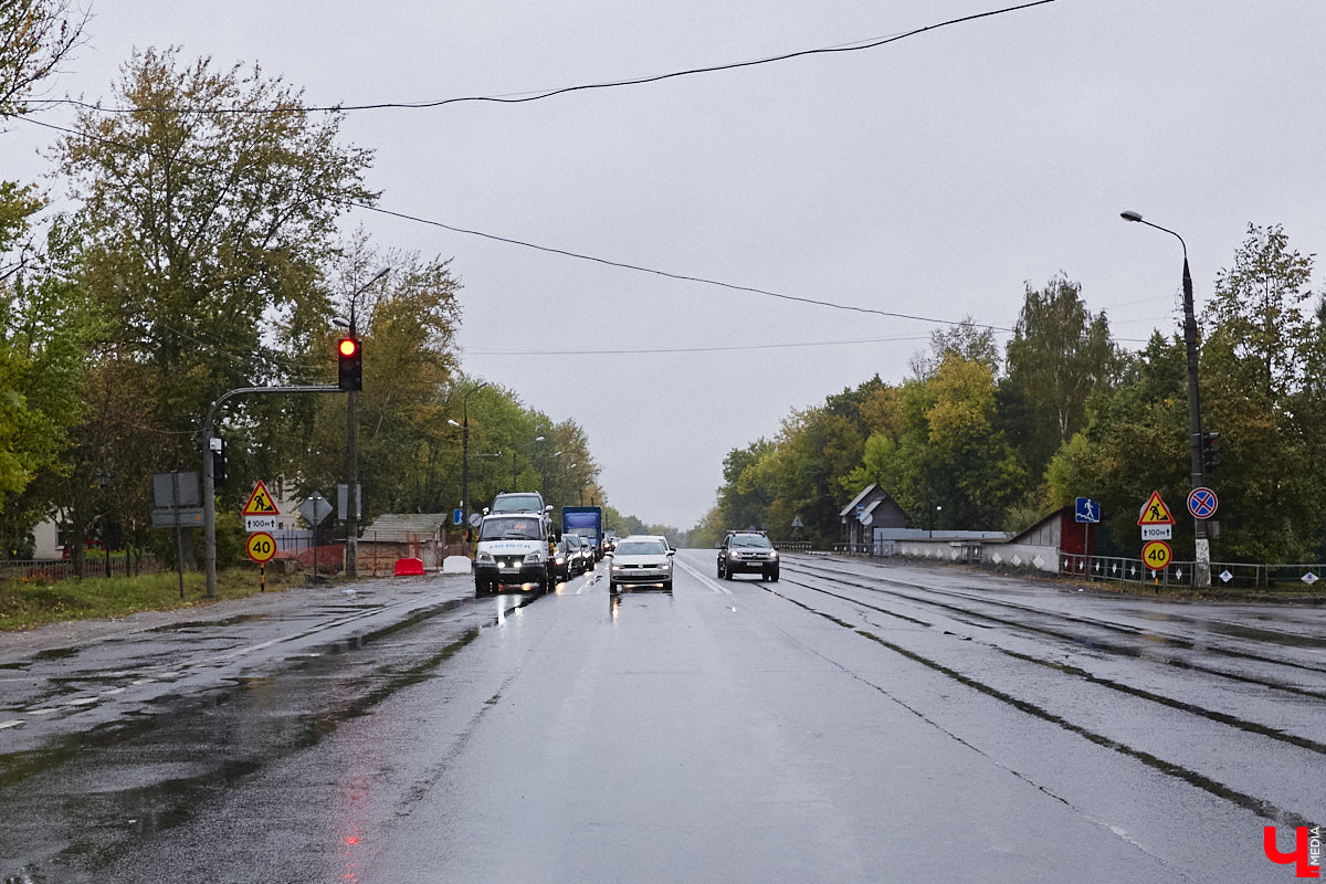 В Юрьевце начался ремонт подземного перехода. Тоннель нуждался в этом давно, привести в порядок его планируют до декабря. Но все это время движение транспорта на подъезде к городу будет организовано по одной полосе в каждую сторону. Большой микрорайон рискует встать в гигантскую пробку.