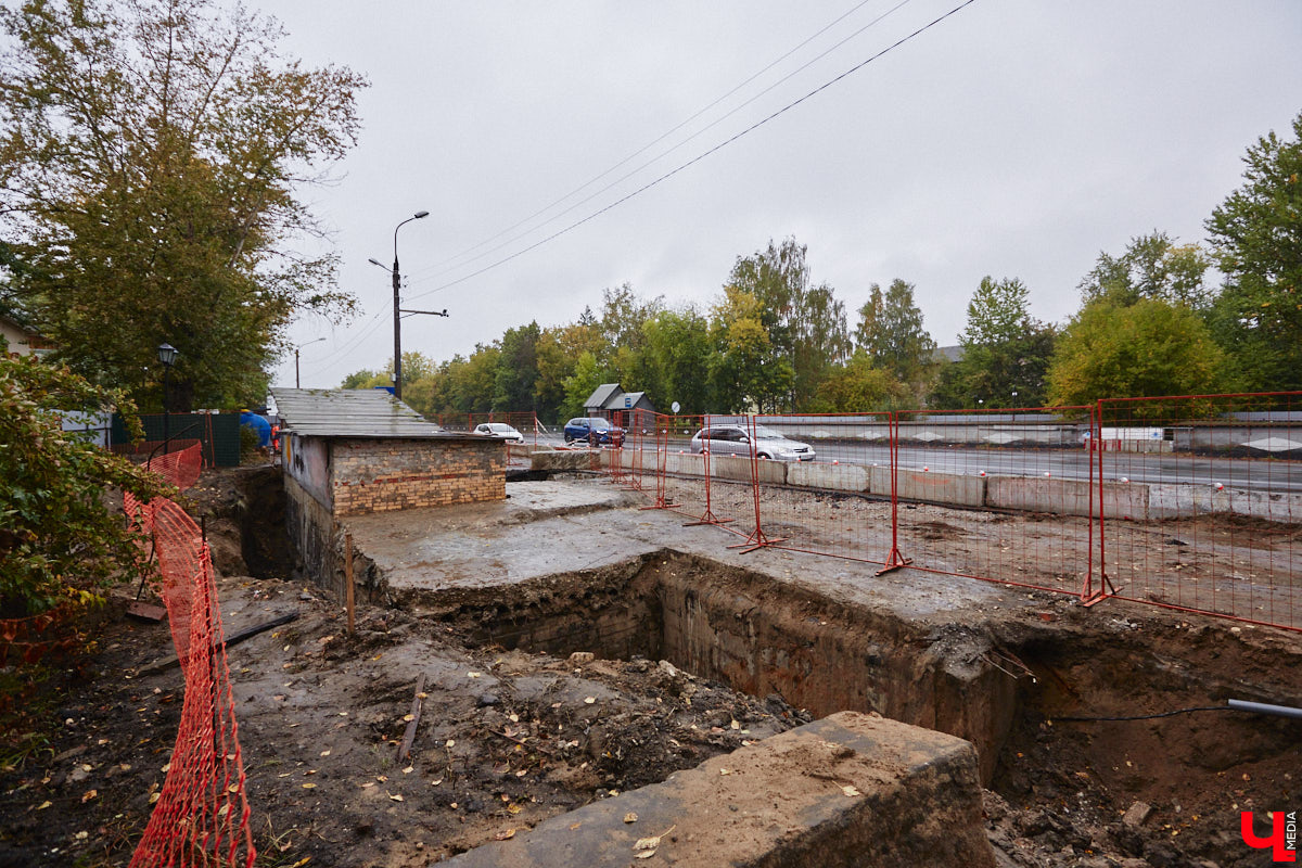 В Юрьевце начался ремонт подземного перехода. Тоннель нуждался в этом давно, привести в порядок его планируют до декабря. Но все это время движение транспорта на подъезде к городу будет организовано по одной полосе в каждую сторону. Большой микрорайон рискует встать в гигантскую пробку.