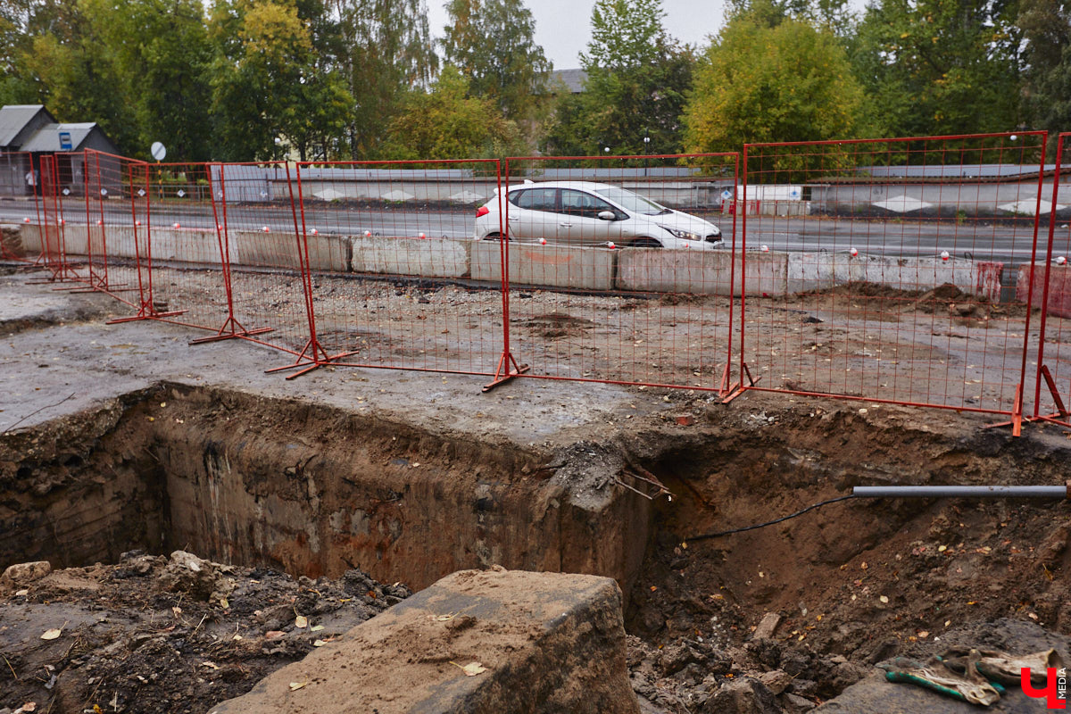 В Юрьевце начался ремонт подземного перехода. Тоннель нуждался в этом давно, привести в порядок его планируют до декабря. Но все это время движение транспорта на подъезде к городу будет организовано по одной полосе в каждую сторону. Большой микрорайон рискует встать в гигантскую пробку.