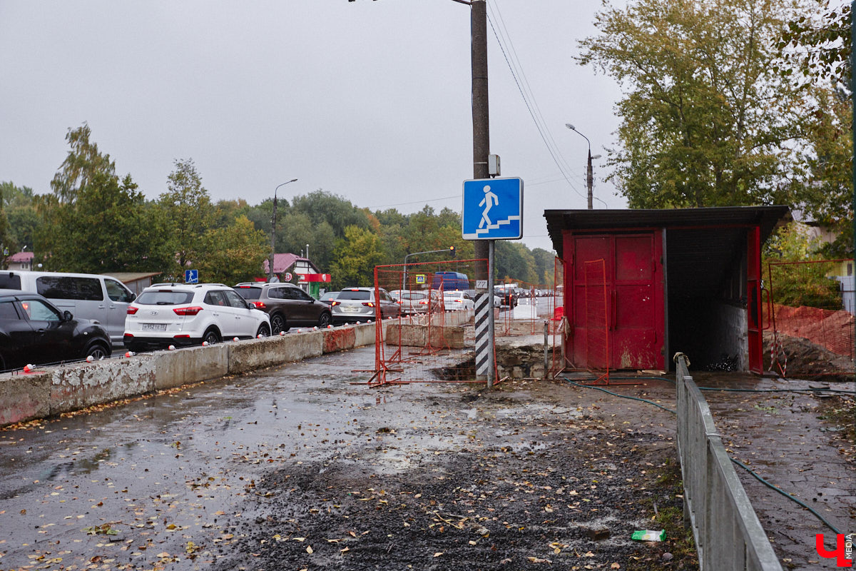В Юрьевце начался ремонт подземного перехода. Тоннель нуждался в этом давно, привести в порядок его планируют до декабря. Но все это время движение транспорта на подъезде к городу будет организовано по одной полосе в каждую сторону. Большой микрорайон рискует встать в гигантскую пробку.