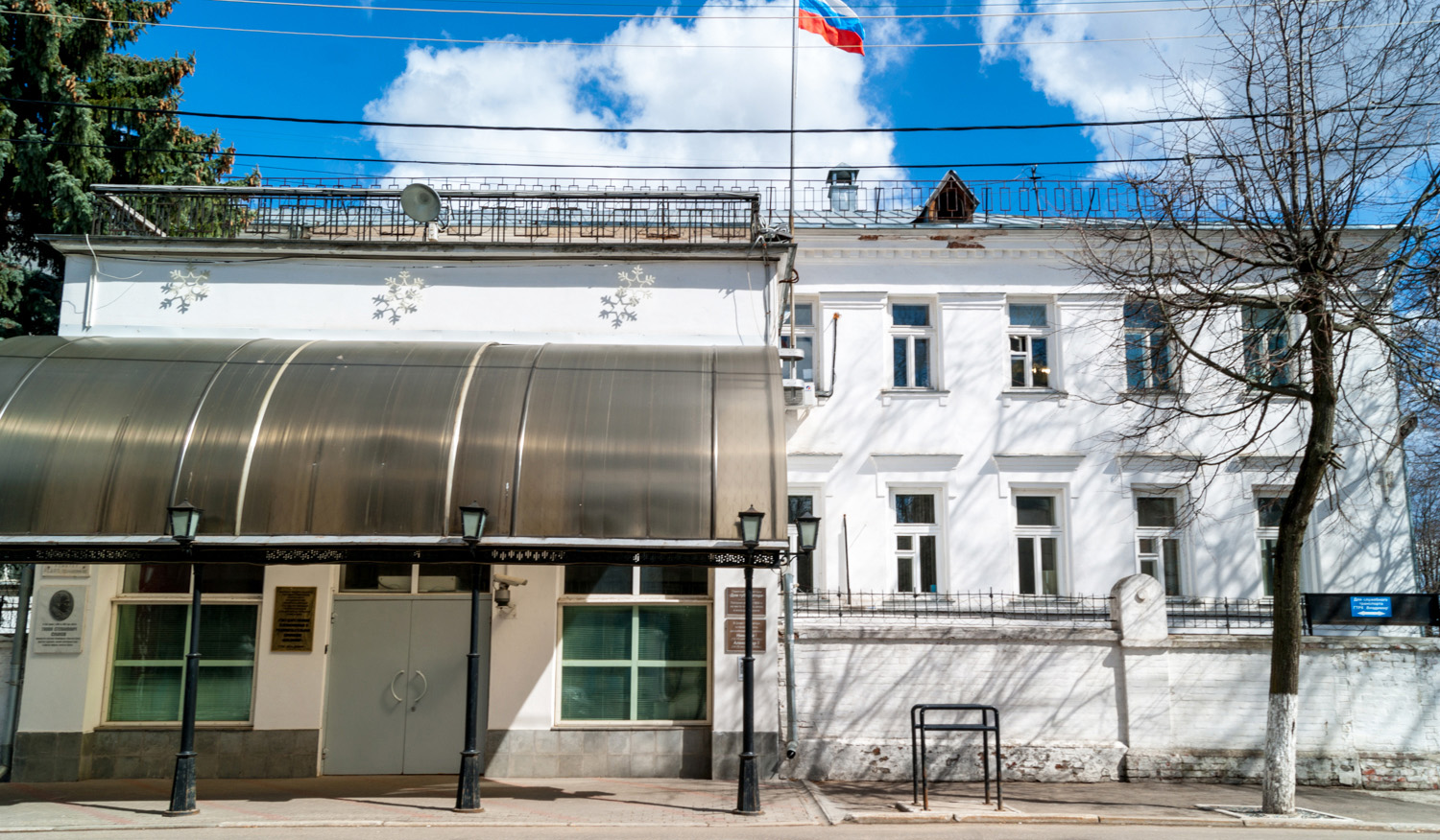 На прошлой неделе во Владимире прекратило свою работу старейшее издание «Призыв». Из медиапространства не просто исчез очередной сетевой ресурс — ушла целая эпоха. За 105 лет областная газета «Призыв» стала летописцем всех значительных событий, происходивших в советское время на территории нашего региона. «Ключ-Медиа» предлагает вспомнить историю «последней из могикан».