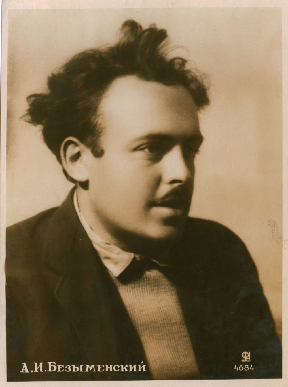 На прошлой неделе во Владимире прекратило свою работу старейшее издание «Призыв». Из медиапространства не просто исчез очередной сетевой ресурс — ушла целая эпоха. За 105 лет областная газета «Призыв» стала летописцем всех значительных событий, происходивших в советское время на территории нашего региона. «Ключ-Медиа» предлагает вспомнить историю «последней из могикан».