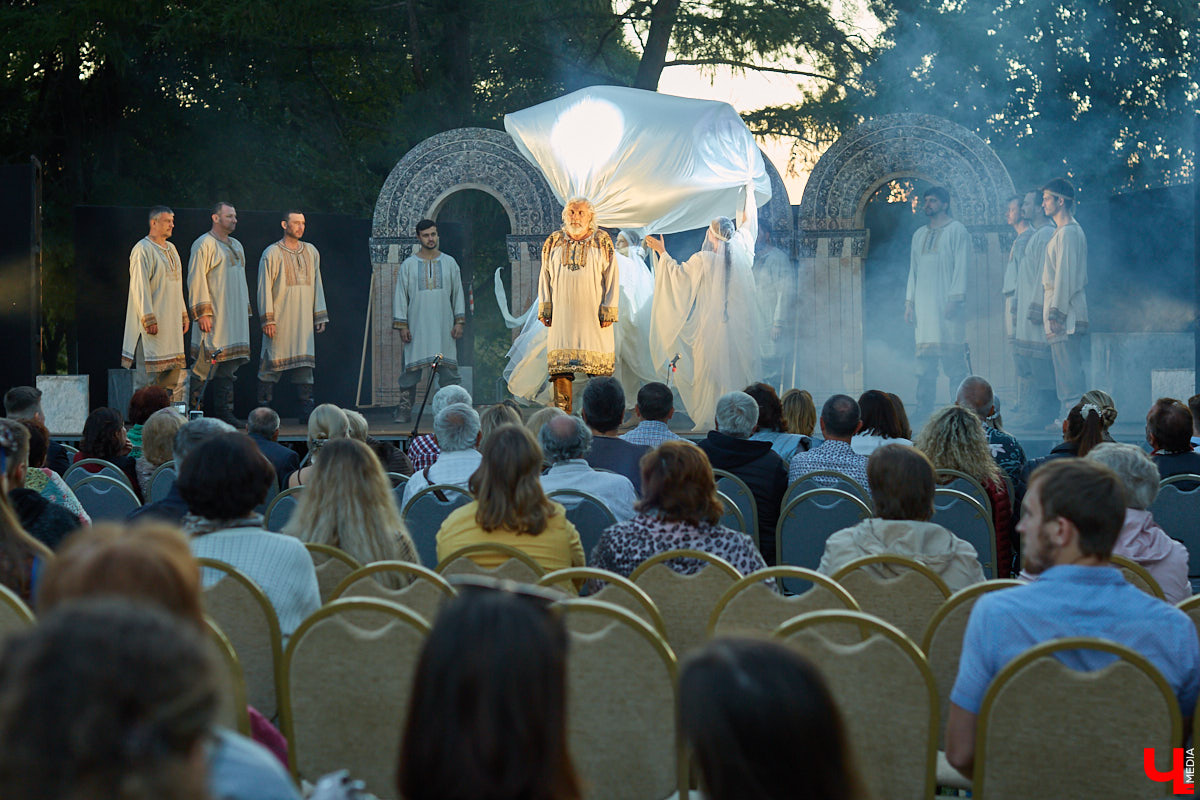 На прошлой неделе во Владимире прекратило свою работу старейшее издание «Призыв». Из медиапространства не просто исчез очередной сетевой ресурс — ушла целая эпоха. За 105 лет областная газета «Призыв» стала летописцем всех значительных событий, происходивших в советское время на территории нашего региона. «Ключ-Медиа» предлагает вспомнить историю «последней из могикан».