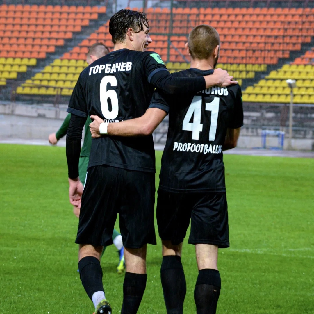 Пользователям социальных сетей, не следящим за спортивной повесткой, могло показаться, что весьма удачно в середине сентября фанатская группа «Сектор 17» приветствовала команду на мосту через Клязьму горящими файерами. Однако преданные болельщики знают, с какими трудностями столкнулось «Торпедо» на первых же матчах сезона. Что сейчас происходит внутри коллектива и каковы шансы на успешное продолжение сезона, рассказывает пресс-атташе местного «Торпедо» Владимир Никольский.