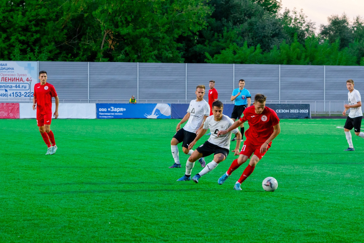 Пользователям социальных сетей, не следящим за спортивной повесткой, могло показаться, что весьма удачно в середине сентября фанатская группа «Сектор 17» приветствовала команду на мосту через Клязьму горящими файерами. Однако преданные болельщики знают, с какими трудностями столкнулось «Торпедо» на первых же матчах сезона. Что сейчас происходит внутри коллектива и каковы шансы на успешное продолжение сезона, рассказывает пресс-атташе местного «Торпедо» Владимир Никольский.