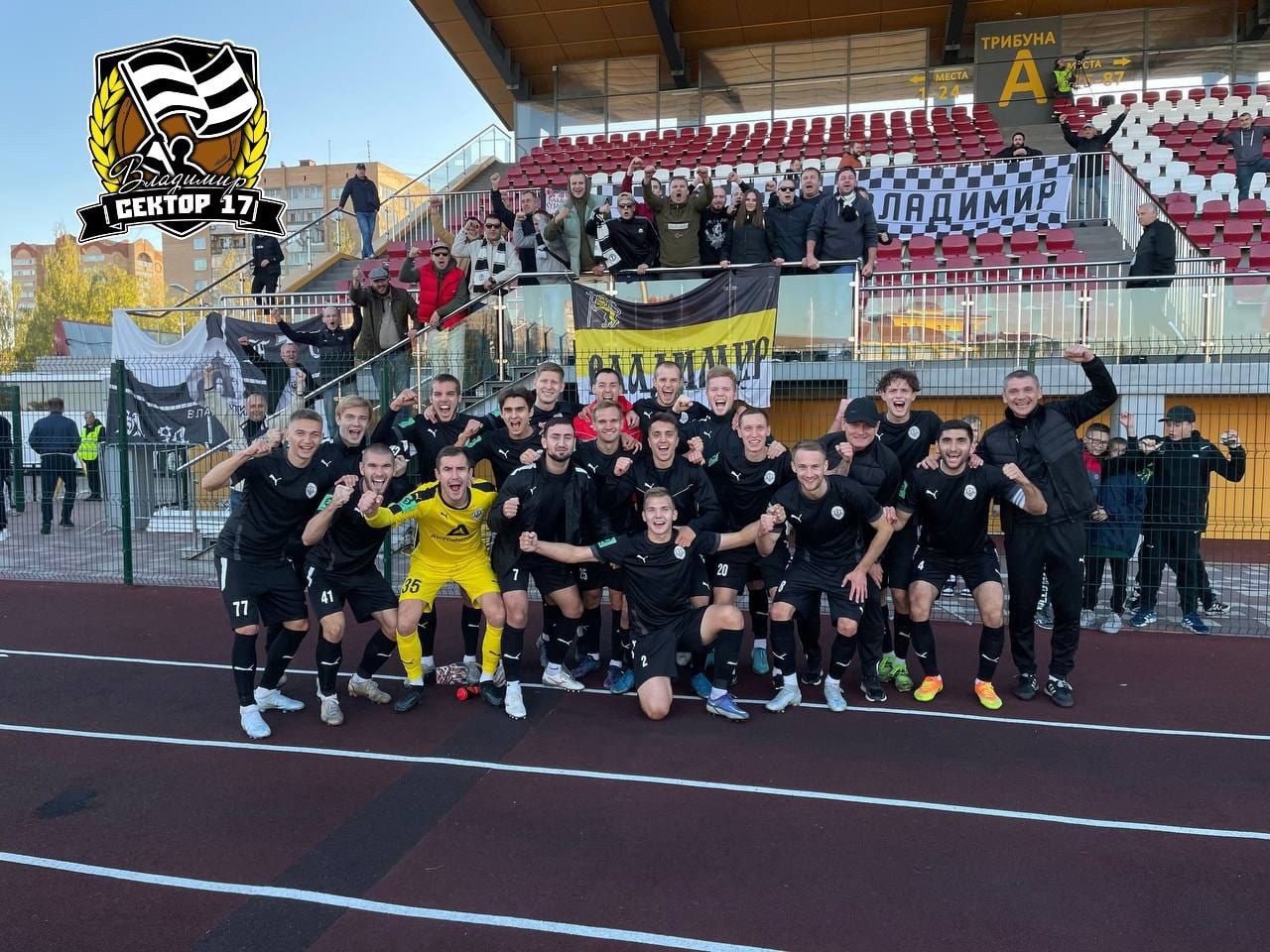 Пользователям социальных сетей, не следящим за спортивной повесткой, могло показаться, что весьма удачно в середине сентября фанатская группа «Сектор 17» приветствовала команду на мосту через Клязьму горящими файерами. Однако преданные болельщики знают, с какими трудностями столкнулось «Торпедо» на первых же матчах сезона. Что сейчас происходит внутри коллектива и каковы шансы на успешное продолжение сезона, рассказывает пресс-атташе местного «Торпедо» Владимир Никольский.