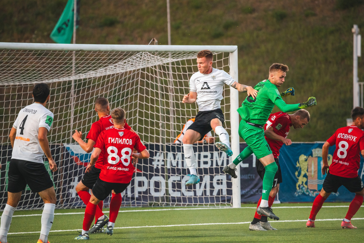 Пользователям социальных сетей, не следящим за спортивной повесткой, могло показаться, что весьма удачно в середине сентября фанатская группа «Сектор 17» приветствовала команду на мосту через Клязьму горящими файерами. Однако преданные болельщики знают, с какими трудностями столкнулось «Торпедо» на первых же матчах сезона. Что сейчас происходит внутри коллектива и каковы шансы на успешное продолжение сезона, рассказывает пресс-атташе местного «Торпедо» Владимир Никольский.