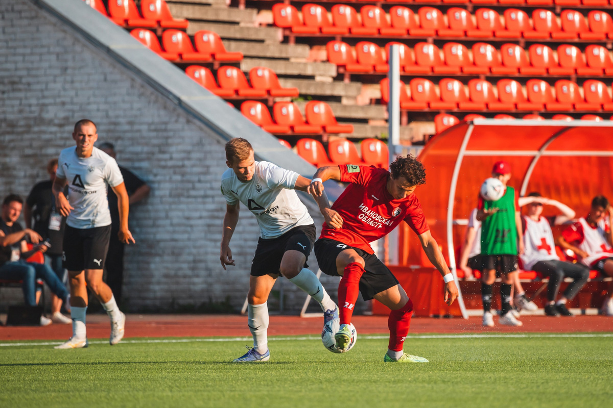 Пользователям социальных сетей, не следящим за спортивной повесткой, могло показаться, что весьма удачно в середине сентября фанатская группа «Сектор 17» приветствовала команду на мосту через Клязьму горящими файерами. Однако преданные болельщики знают, с какими трудностями столкнулось «Торпедо» на первых же матчах сезона. Что сейчас происходит внутри коллектива и каковы шансы на успешное продолжение сезона, рассказывает пресс-атташе местного «Торпедо» Владимир Никольский.