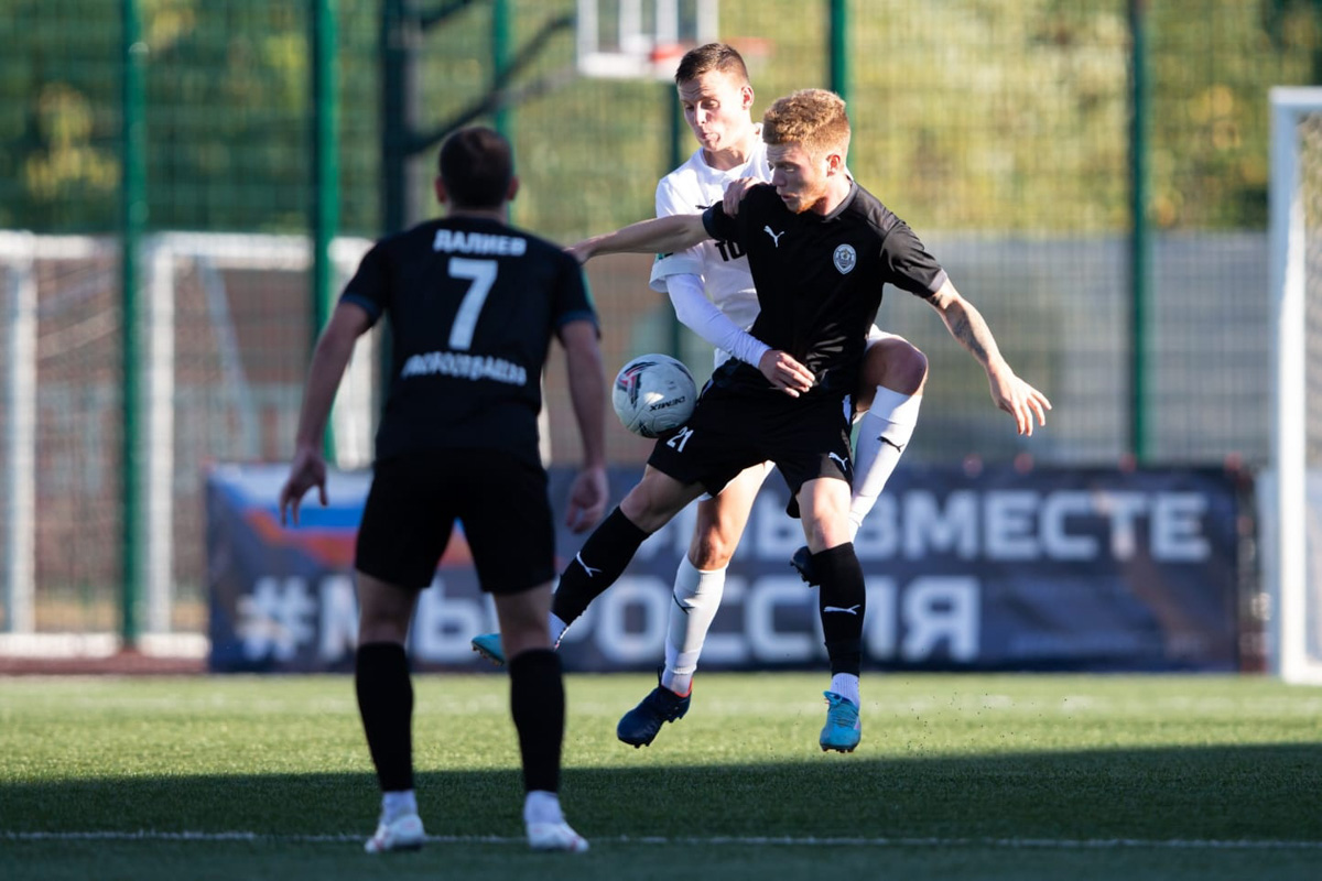 Пользователям социальных сетей, не следящим за спортивной повесткой, могло показаться, что весьма удачно в середине сентября фанатская группа «Сектор 17» приветствовала команду на мосту через Клязьму горящими файерами. Однако преданные болельщики знают, с какими трудностями столкнулось «Торпедо» на первых же матчах сезона. Что сейчас происходит внутри коллектива и каковы шансы на успешное продолжение сезона, рассказывает пресс-атташе местного «Торпедо» Владимир Никольский.