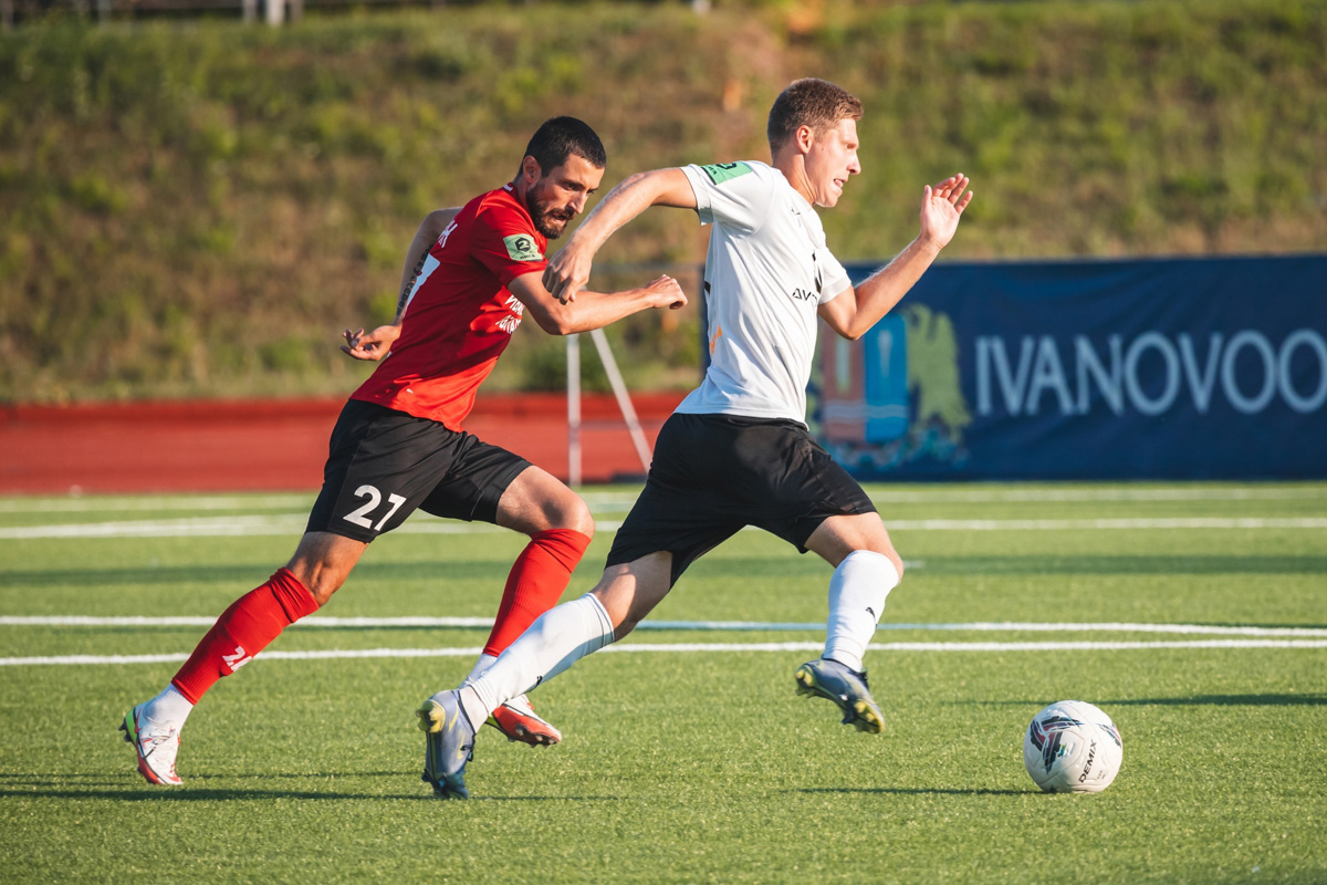 Пользователям социальных сетей, не следящим за спортивной повесткой, могло показаться, что весьма удачно в середине сентября фанатская группа «Сектор 17» приветствовала команду на мосту через Клязьму горящими файерами. Однако преданные болельщики знают, с какими трудностями столкнулось «Торпедо» на первых же матчах сезона. Что сейчас происходит внутри коллектива и каковы шансы на успешное продолжение сезона, рассказывает пресс-атташе местного «Торпедо» Владимир Никольский.