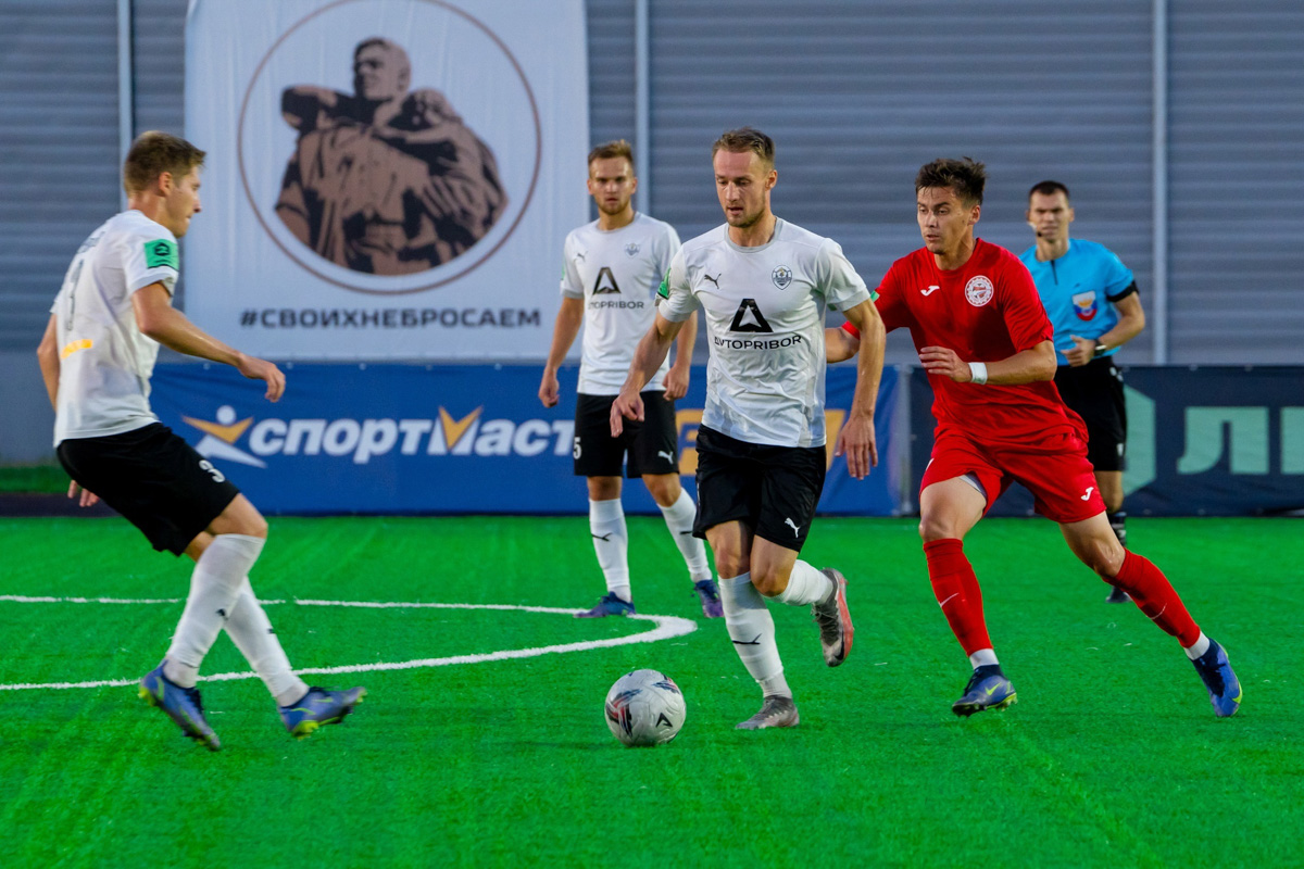 Пользователям социальных сетей, не следящим за спортивной повесткой, могло показаться, что весьма удачно в середине сентября фанатская группа «Сектор 17» приветствовала команду на мосту через Клязьму горящими файерами. Однако преданные болельщики знают, с какими трудностями столкнулось «Торпедо» на первых же матчах сезона. Что сейчас происходит внутри коллектива и каковы шансы на успешное продолжение сезона, рассказывает пресс-атташе местного «Торпедо» Владимир Никольский.