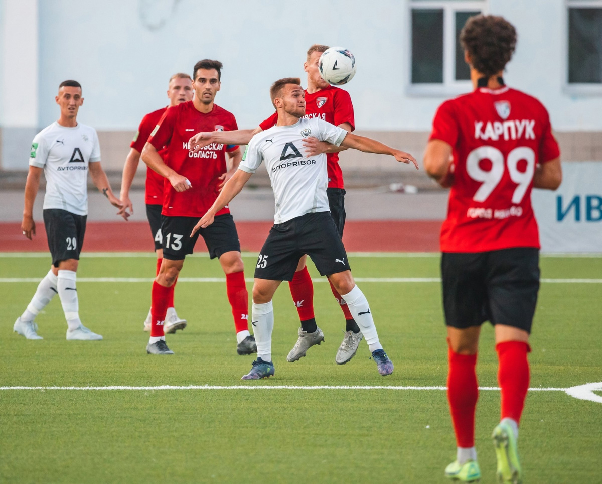 Пользователям социальных сетей, не следящим за спортивной повесткой, могло показаться, что весьма удачно в середине сентября фанатская группа «Сектор 17» приветствовала команду на мосту через Клязьму горящими файерами. Однако преданные болельщики знают, с какими трудностями столкнулось «Торпедо» на первых же матчах сезона. Что сейчас происходит внутри коллектива и каковы шансы на успешное продолжение сезона, рассказывает пресс-атташе местного «Торпедо» Владимир Никольский.