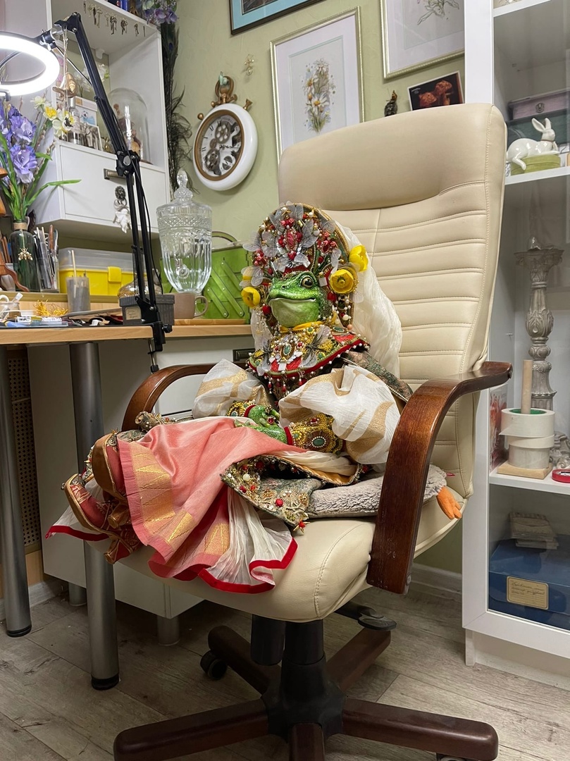 Кукла владимирской мастерицы Елены Дьячковой попала в финал престижного конкурса. Впереди у Царевны-лягушки путешествие в Москву. Уже сейчас зеленая красотка одна из фаворитов. Натуральный жемчуг, кораллы, стразы, перламутр, итальянские ткани, индийский винтажный шелк, фурнитура и кружево. Каждая деталь – настоящий шедевр.