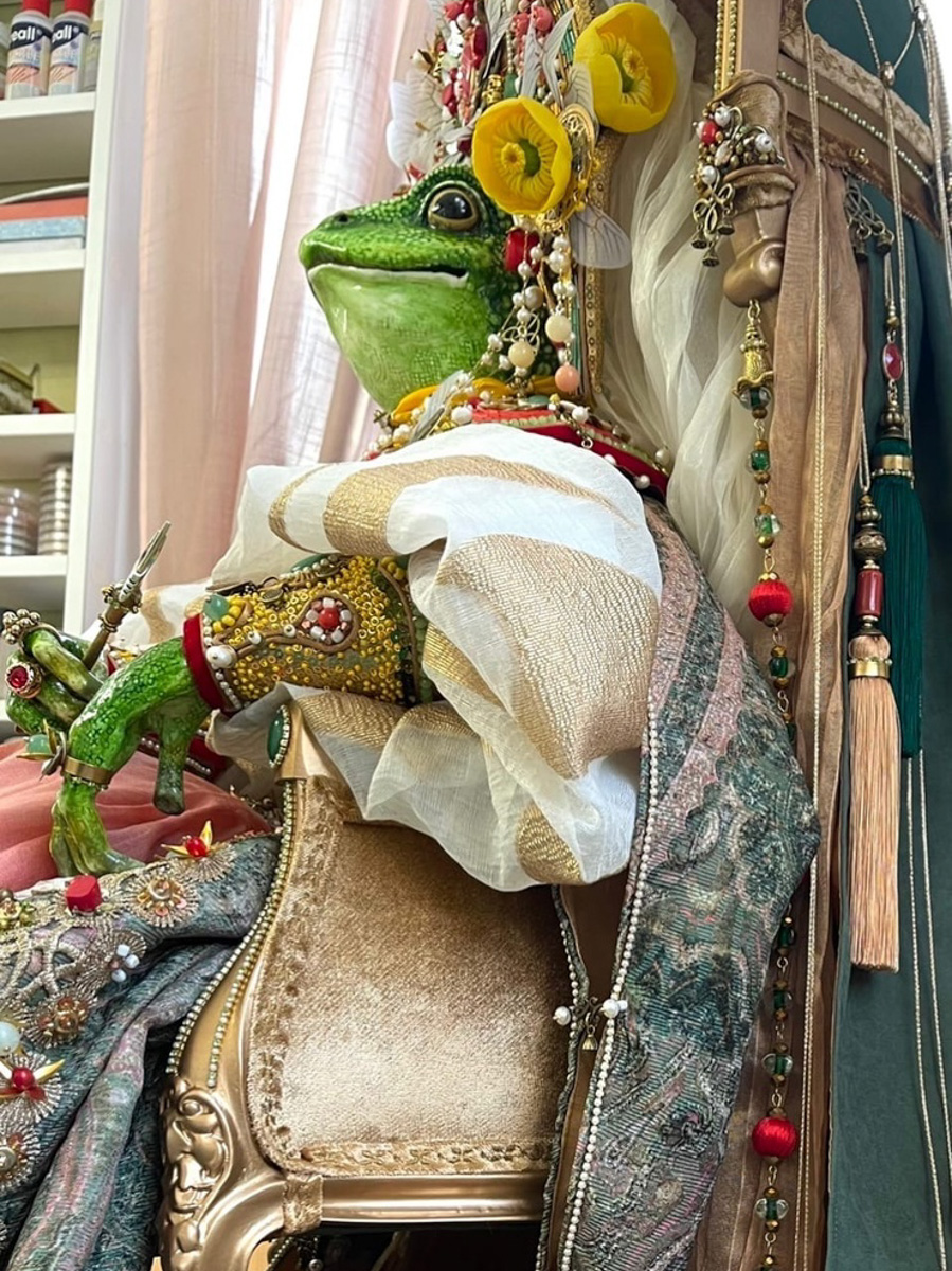 Кукла владимирской мастерицы Елены Дьячковой попала в финал престижного конкурса. Впереди у Царевны-лягушки путешествие в Москву. Уже сейчас зеленая красотка одна из фаворитов. Натуральный жемчуг, кораллы, стразы, перламутр, итальянские ткани, индийский винтажный шелк, фурнитура и кружево. Каждая деталь – настоящий шедевр.