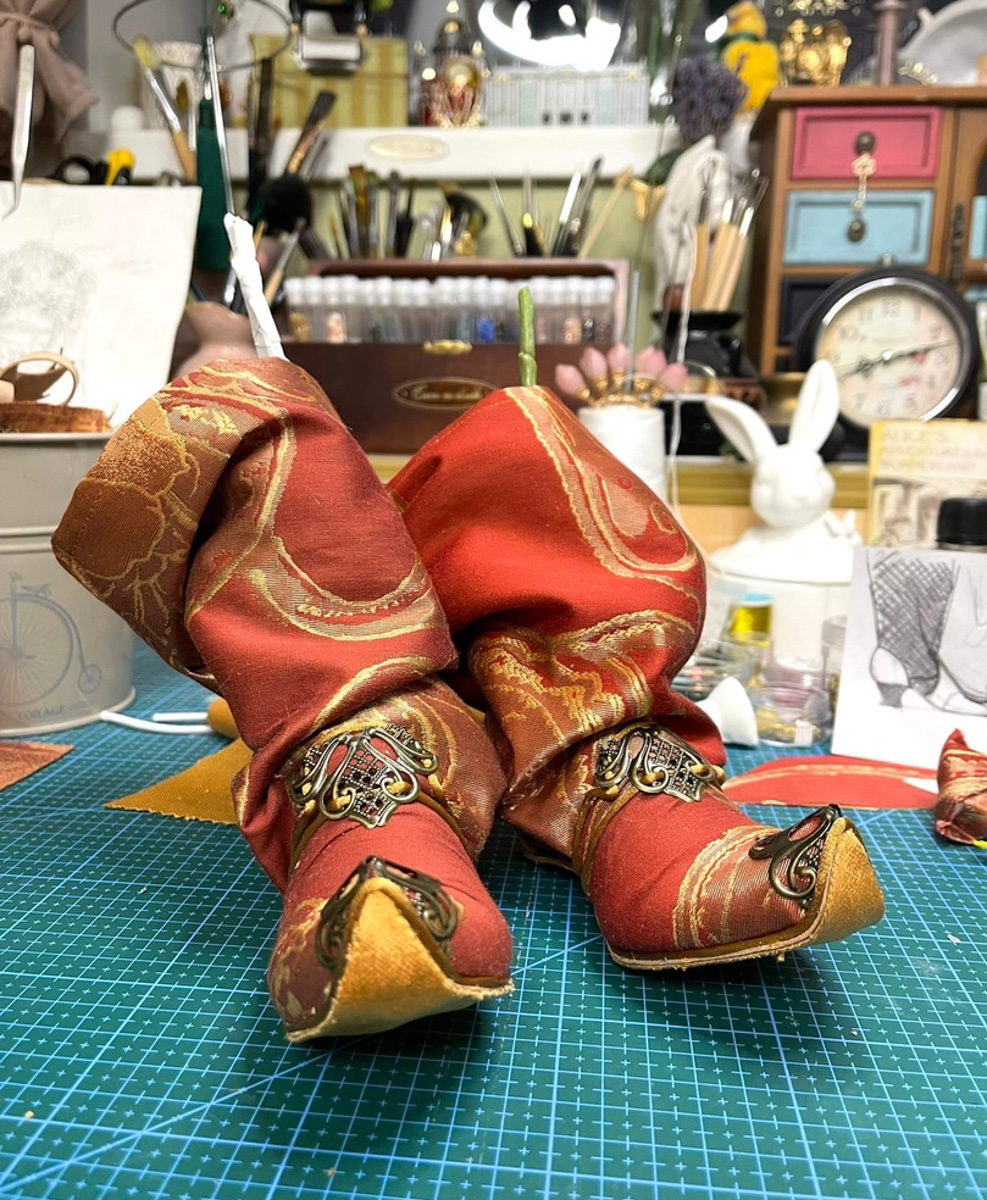 Кукла владимирской мастерицы Елены Дьячковой попала в финал престижного конкурса. Впереди у Царевны-лягушки путешествие в Москву. Уже сейчас зеленая красотка одна из фаворитов. Натуральный жемчуг, кораллы, стразы, перламутр, итальянские ткани, индийский винтажный шелк, фурнитура и кружево. Каждая деталь – настоящий шедевр.