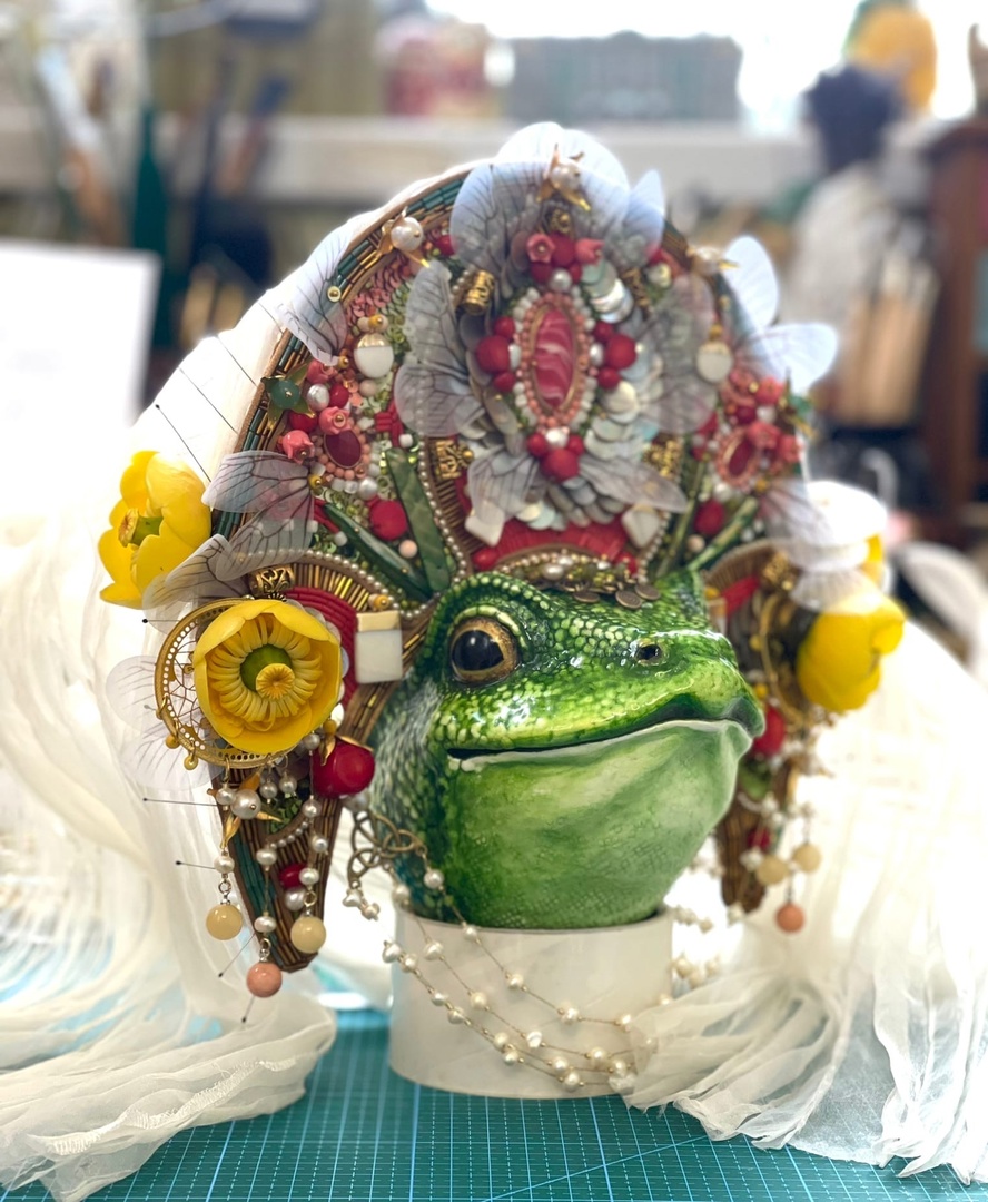 Кукла владимирской мастерицы Елены Дьячковой попала в финал престижного конкурса. Впереди у Царевны-лягушки путешествие в Москву. Уже сейчас зеленая красотка одна из фаворитов. Натуральный жемчуг, кораллы, стразы, перламутр, итальянские ткани, индийский винтажный шелк, фурнитура и кружево. Каждая деталь – настоящий шедевр.