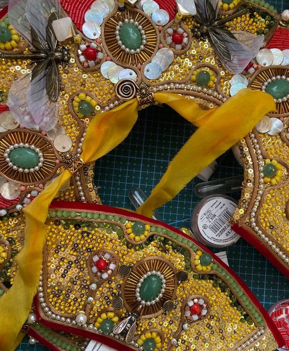 Кукла владимирской мастерицы Елены Дьячковой попала в финал престижного конкурса. Впереди у Царевны-лягушки путешествие в Москву. Уже сейчас зеленая красотка одна из фаворитов. Натуральный жемчуг, кораллы, стразы, перламутр, итальянские ткани, индийский винтажный шелк, фурнитура и кружево. Каждая деталь – настоящий шедевр.