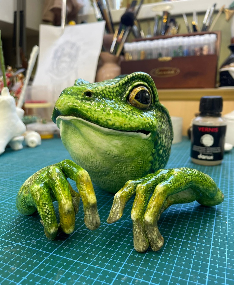 Кукла владимирской мастерицы Елены Дьячковой попала в финал престижного конкурса. Впереди у Царевны-лягушки путешествие в Москву. Уже сейчас зеленая красотка одна из фаворитов. Натуральный жемчуг, кораллы, стразы, перламутр, итальянские ткани, индийский винтажный шелк, фурнитура и кружево. Каждая деталь – настоящий шедевр.