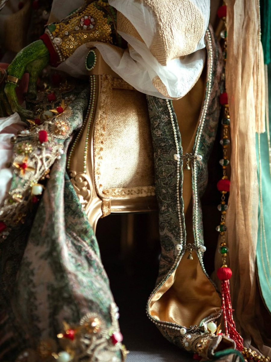 Кукла владимирской мастерицы Елены Дьячковой попала в финал престижного конкурса. Впереди у Царевны-лягушки путешествие в Москву. Уже сейчас зеленая красотка одна из фаворитов. Натуральный жемчуг, кораллы, стразы, перламутр, итальянские ткани, индийский винтажный шелк, фурнитура и кружево. Каждая деталь – настоящий шедевр.