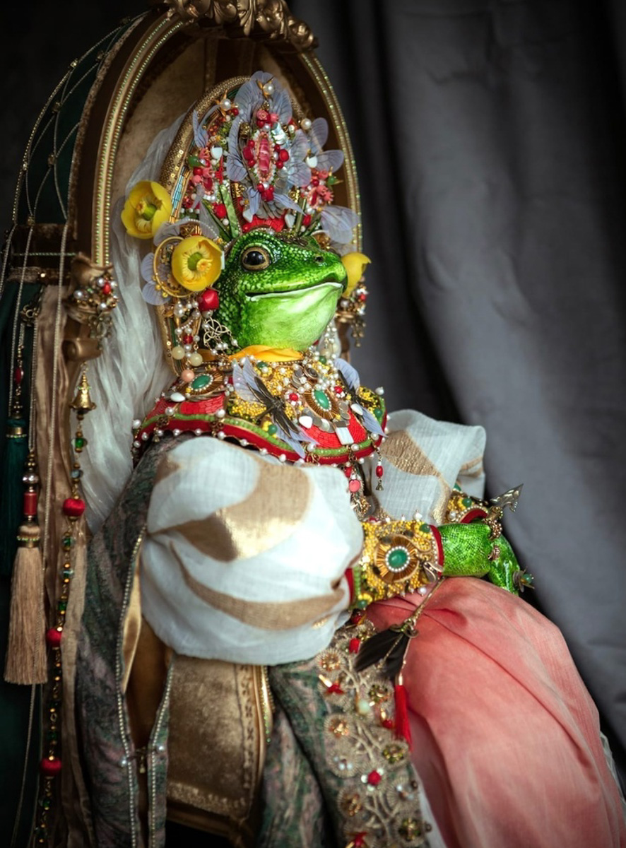 Кукла владимирской мастерицы Елены Дьячковой попала в финал престижного конкурса. Впереди у Царевны-лягушки путешествие в Москву. Уже сейчас зеленая красотка одна из фаворитов. Натуральный жемчуг, кораллы, стразы, перламутр, итальянские ткани, индийский винтажный шелк, фурнитура и кружево. Каждая деталь – настоящий шедевр.