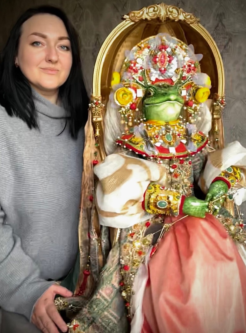 Кукла владимирской мастерицы Елены Дьячковой попала в финал престижного конкурса. Впереди у Царевны-лягушки путешествие в Москву. Уже сейчас зеленая красотка одна из фаворитов. Натуральный жемчуг, кораллы, стразы, перламутр, итальянские ткани, индийский винтажный шелк, фурнитура и кружево. Каждая деталь – настоящий шедевр.