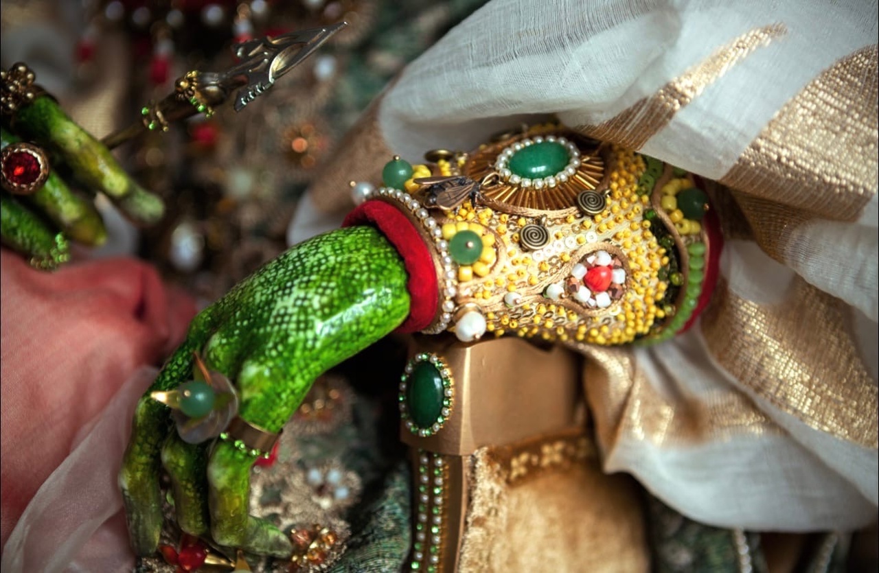 Кукла владимирской мастерицы Елены Дьячковой попала в финал престижного конкурса. Впереди у Царевны-лягушки путешествие в Москву. Уже сейчас зеленая красотка одна из фаворитов. Натуральный жемчуг, кораллы, стразы, перламутр, итальянские ткани, индийский винтажный шелк, фурнитура и кружево. Каждая деталь – настоящий шедевр.