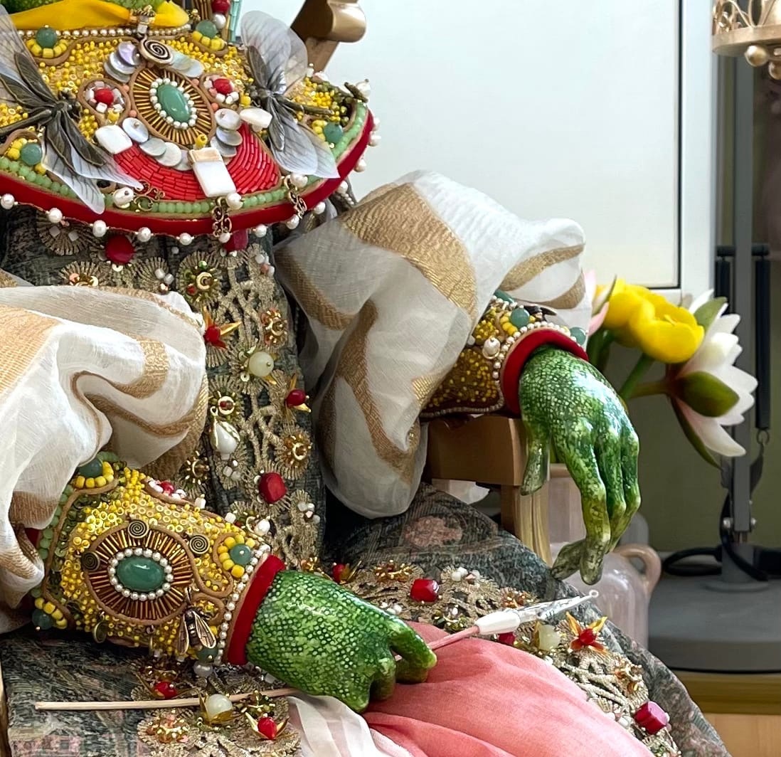 Кукла владимирской мастерицы Елены Дьячковой попала в финал престижного конкурса. Впереди у Царевны-лягушки путешествие в Москву. Уже сейчас зеленая красотка одна из фаворитов. Натуральный жемчуг, кораллы, стразы, перламутр, итальянские ткани, индийский винтажный шелк, фурнитура и кружево. Каждая деталь – настоящий шедевр.