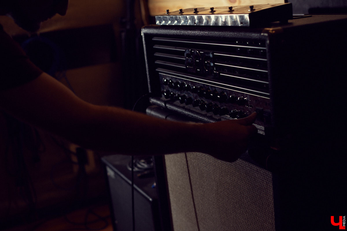 В этот четверг владимирская гранж-группа METAMORPHIS даст сольный концерт. Кульминацией вечера станет презентация клипа «Бензин». В преддверии выступления мы встретились с Ильей Ероховым (вокал, гитара) и Шамилем Хабибуллиным (гитара), чтобы расспросить их о новой работе.