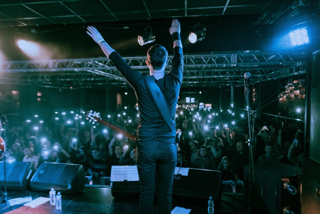 В этот четверг владимирская гранж-группа METAMORPHIS даст сольный концерт. Кульминацией вечера станет презентация клипа «Бензин». В преддверии выступления мы встретились с Ильей Ероховым (вокал, гитара) и Шамилем Хабибуллиным (гитара), чтобы расспросить их о новой работе.