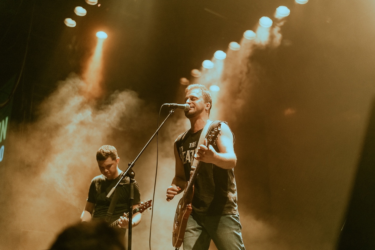 В этот четверг владимирская гранж-группа METAMORPHIS даст сольный концерт. Кульминацией вечера станет презентация клипа «Бензин». В преддверии выступления мы встретились с Ильей Ероховым (вокал, гитара) и Шамилем Хабибуллиным (гитара), чтобы расспросить их о новой работе.