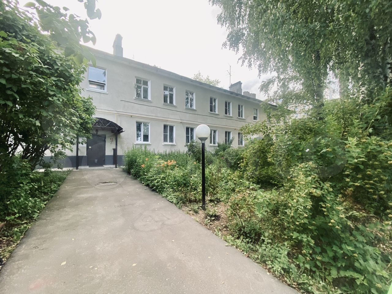 Что-то модно, что-то вышло из моды, а что-то вечно! Эту мудрость можно применить и к квартирам «сталинкам». Это жилье пользуется активным спросом и по сей день! Для всех неравнодушных мы и сделали подборку – пять самых недорогих «сталинок» Владимира стоимостью до 3 миллионов рублей.