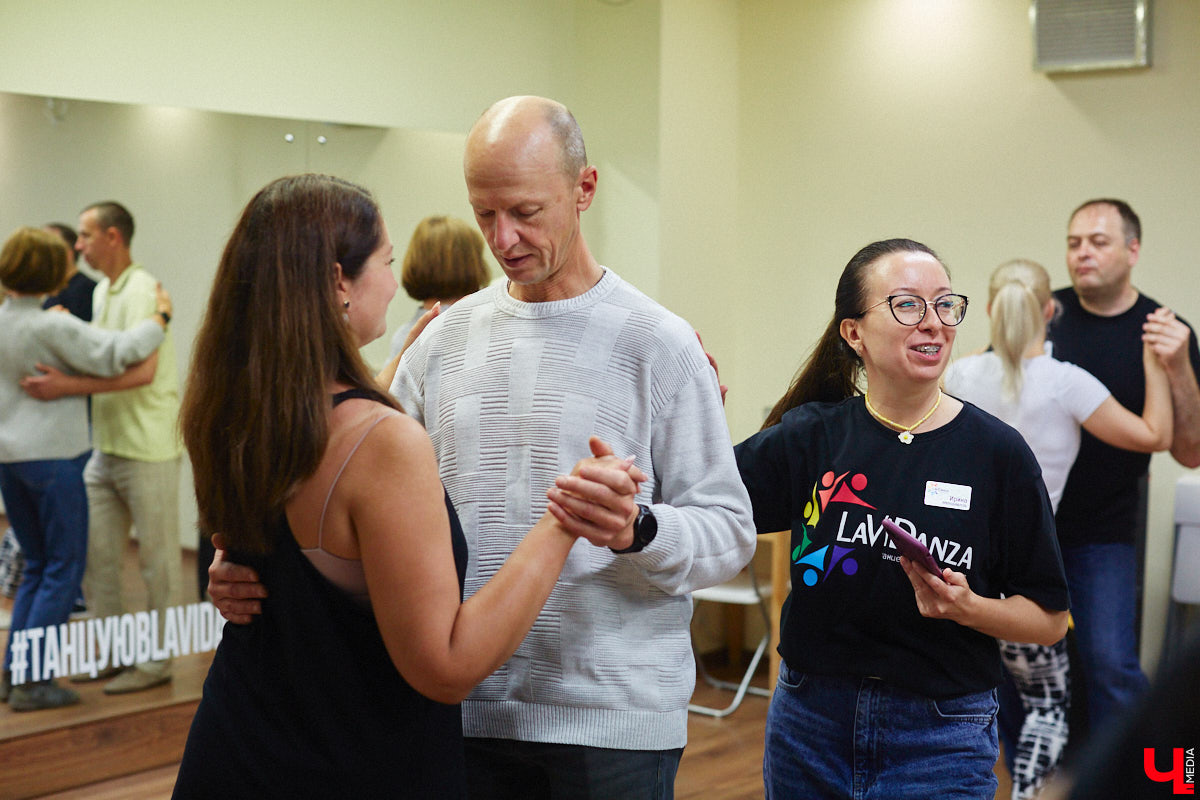 Дождливый осенний Владимир в одно мгновение превратился в южное побережье, стоило только переступить порог LaViDanza. Танцевальная академия в честь шестого дня рождения провела день открытых дверей. В списке желающих ощутить этот летний вайб было более 150 человек. Гостям предложили 12 направлений – танцевальных парных и сольных, фитнес и детских, хорошее настроение и новые знакомства. Как прошло главное танцевальное событие этих выходных, смотрите в нашем фоторепортаже.