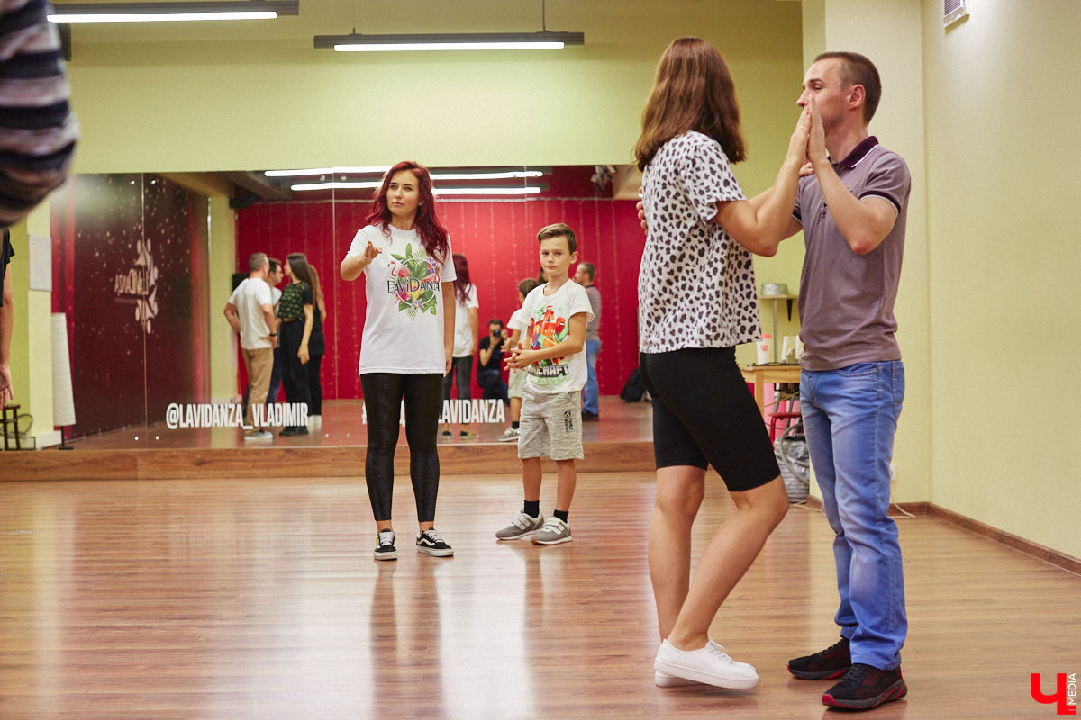 Дождливый осенний Владимир в одно мгновение превратился в южное побережье, стоило только переступить порог LaViDanza. Танцевальная академия в честь шестого дня рождения провела день открытых дверей. В списке желающих ощутить этот летний вайб было более 150 человек. Гостям предложили 12 направлений – танцевальных парных и сольных, фитнес и детских, хорошее настроение и новые знакомства. Как прошло главное танцевальное событие этих выходных, смотрите в нашем фоторепортаже.