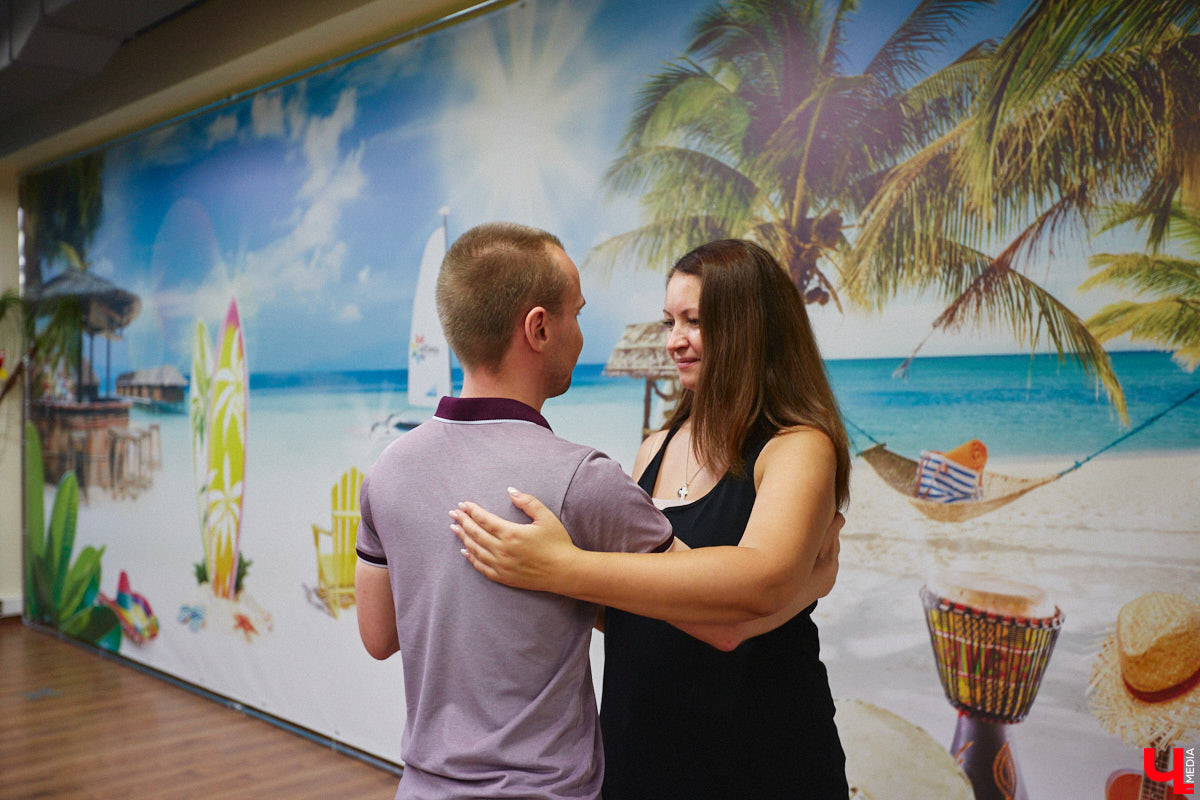 Дождливый осенний Владимир в одно мгновение превратился в южное побережье, стоило только переступить порог LaViDanza. Танцевальная академия в честь шестого дня рождения провела день открытых дверей. В списке желающих ощутить этот летний вайб было более 150 человек. Гостям предложили 12 направлений – танцевальных парных и сольных, фитнес и детских, хорошее настроение и новые знакомства. Как прошло главное танцевальное событие этих выходных, смотрите в нашем фоторепортаже.