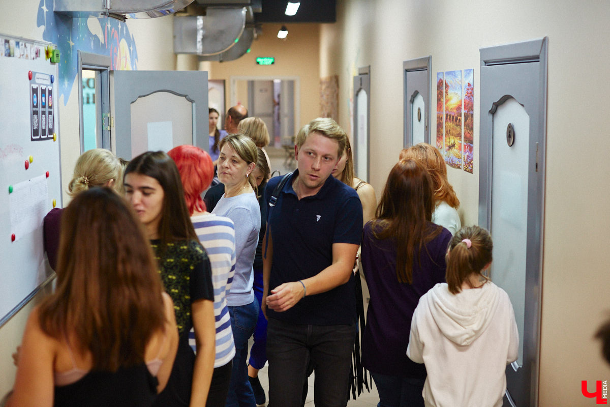 Дождливый осенний Владимир в одно мгновение превратился в южное побережье, стоило только переступить порог LaViDanza. Танцевальная академия в честь шестого дня рождения провела день открытых дверей. В списке желающих ощутить этот летний вайб было более 150 человек. Гостям предложили 12 направлений – танцевальных парных и сольных, фитнес и детских, хорошее настроение и новые знакомства. Как прошло главное танцевальное событие этих выходных, смотрите в нашем фоторепортаже.