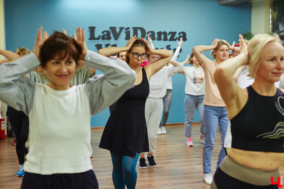 Дождливый осенний Владимир в одно мгновение превратился в южное побережье, стоило только переступить порог LaViDanza. Танцевальная академия в честь шестого дня рождения провела день открытых дверей. В списке желающих ощутить этот летний вайб было более 150 человек. Гостям предложили 12 направлений – танцевальных парных и сольных, фитнес и детских, хорошее настроение и новые знакомства. Как прошло главное танцевальное событие этих выходных, смотрите в нашем фоторепортаже.
