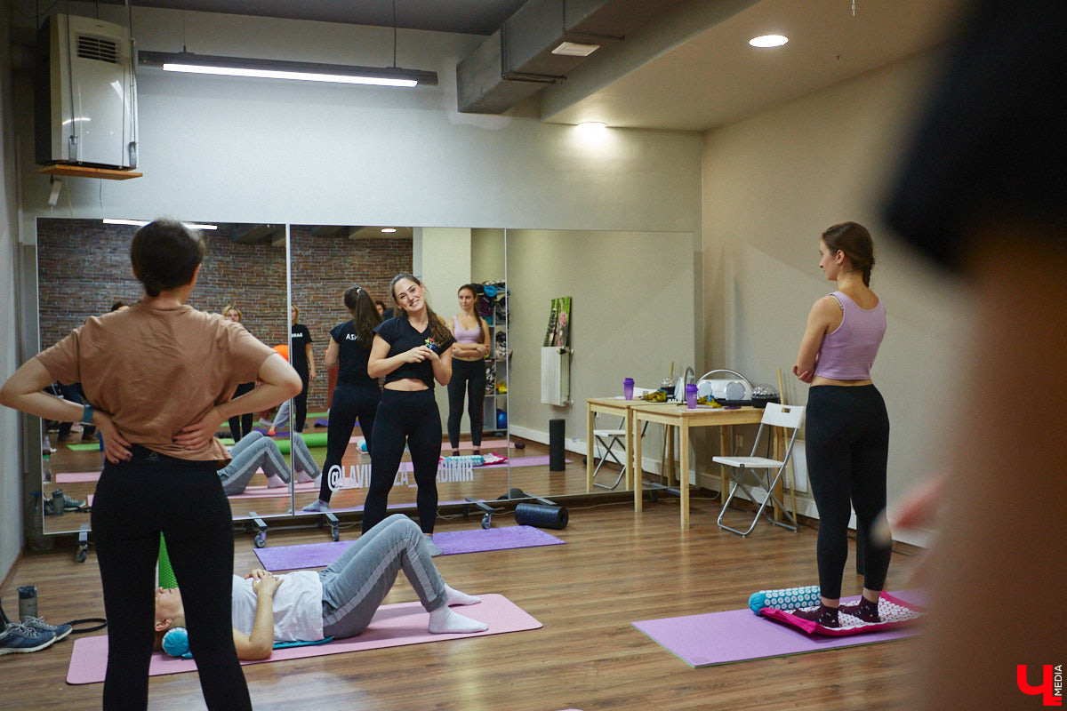 Дождливый осенний Владимир в одно мгновение превратился в южное побережье, стоило только переступить порог LaViDanza. Танцевальная академия в честь шестого дня рождения провела день открытых дверей. В списке желающих ощутить этот летний вайб было более 150 человек. Гостям предложили 12 направлений – танцевальных парных и сольных, фитнес и детских, хорошее настроение и новые знакомства. Как прошло главное танцевальное событие этих выходных, смотрите в нашем фоторепортаже.