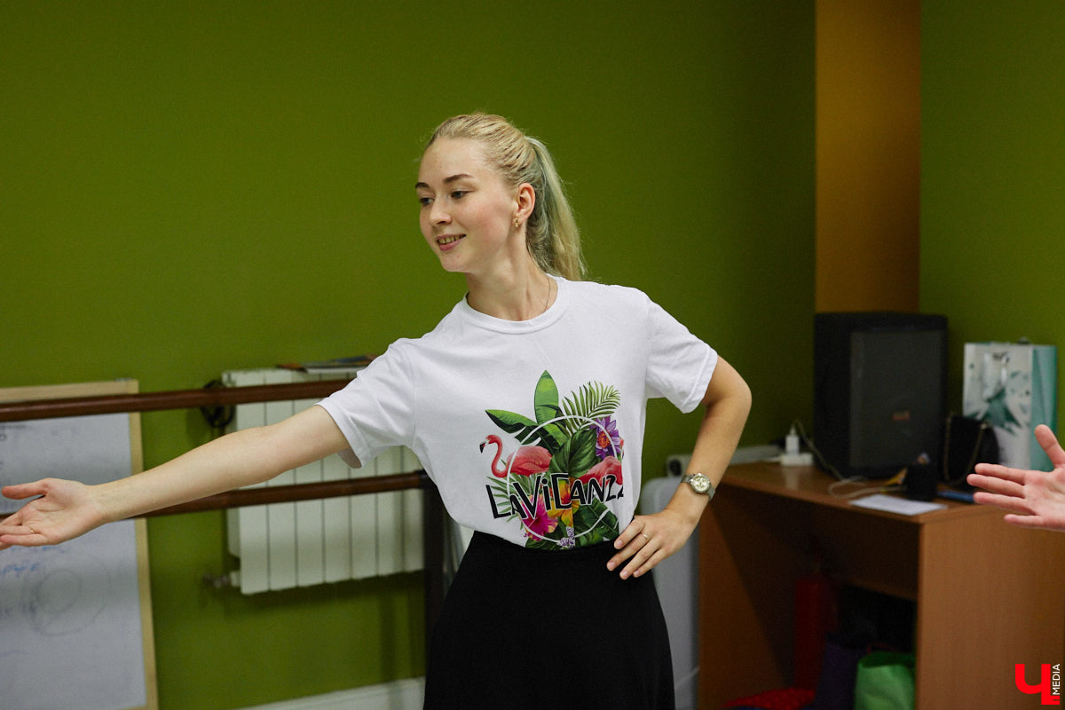 Дождливый осенний Владимир в одно мгновение превратился в южное побережье, стоило только переступить порог LaViDanza. Танцевальная академия в честь шестого дня рождения провела день открытых дверей. В списке желающих ощутить этот летний вайб было более 150 человек. Гостям предложили 12 направлений – танцевальных парных и сольных, фитнес и детских, хорошее настроение и новые знакомства. Как прошло главное танцевальное событие этих выходных, смотрите в нашем фоторепортаже.