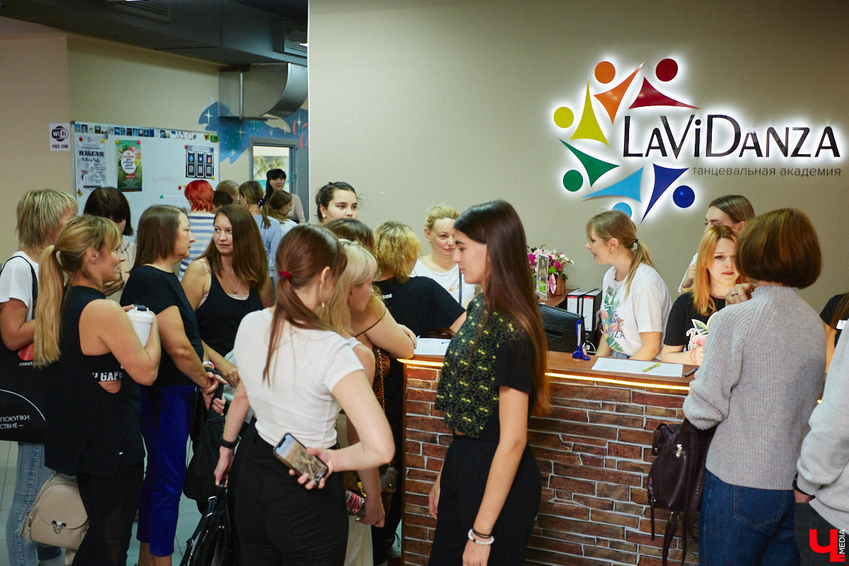 Дождливый осенний Владимир в одно мгновение превратился в южное побережье, стоило только переступить порог LaViDanza. Танцевальная академия в честь шестого дня рождения провела день открытых дверей. В списке желающих ощутить этот летний вайб было более 150 человек. Гостям предложили 12 направлений – танцевальных парных и сольных, фитнес и детских, хорошее настроение и новые знакомства. Как прошло главное танцевальное событие этих выходных, смотрите в нашем фоторепортаже.