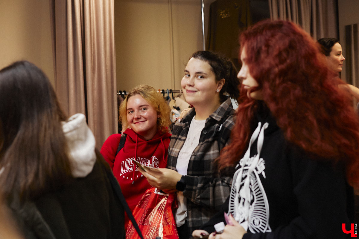 Дождливый осенний Владимир в одно мгновение превратился в южное побережье, стоило только переступить порог LaViDanza. Танцевальная академия в честь шестого дня рождения провела день открытых дверей. В списке желающих ощутить этот летний вайб было более 150 человек. Гостям предложили 12 направлений – танцевальных парных и сольных, фитнес и детских, хорошее настроение и новые знакомства. Как прошло главное танцевальное событие этих выходных, смотрите в нашем фоторепортаже.