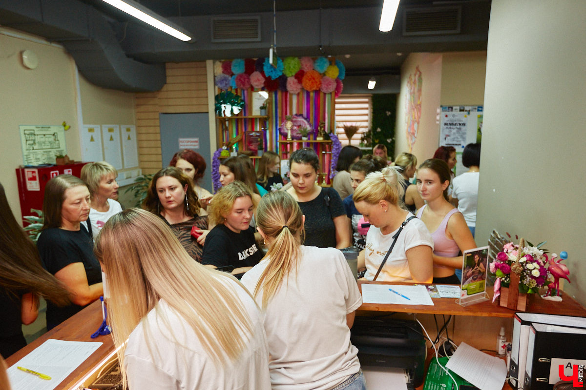 Дождливый осенний Владимир в одно мгновение превратился в южное побережье, стоило только переступить порог LaViDanza. Танцевальная академия в честь шестого дня рождения провела день открытых дверей. В списке желающих ощутить этот летний вайб было более 150 человек. Гостям предложили 12 направлений – танцевальных парных и сольных, фитнес и детских, хорошее настроение и новые знакомства. Как прошло главное танцевальное событие этих выходных, смотрите в нашем фоторепортаже.