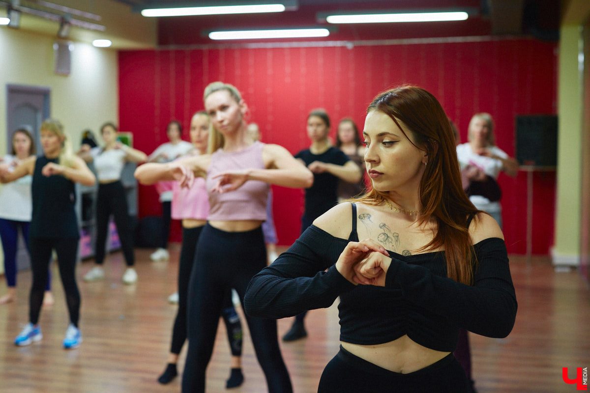 Дождливый осенний Владимир в одно мгновение превратился в южное побережье, стоило только переступить порог LaViDanza. Танцевальная академия в честь шестого дня рождения провела день открытых дверей. В списке желающих ощутить этот летний вайб было более 150 человек. Гостям предложили 12 направлений – танцевальных парных и сольных, фитнес и детских, хорошее настроение и новые знакомства. Как прошло главное танцевальное событие этих выходных, смотрите в нашем фоторепортаже.