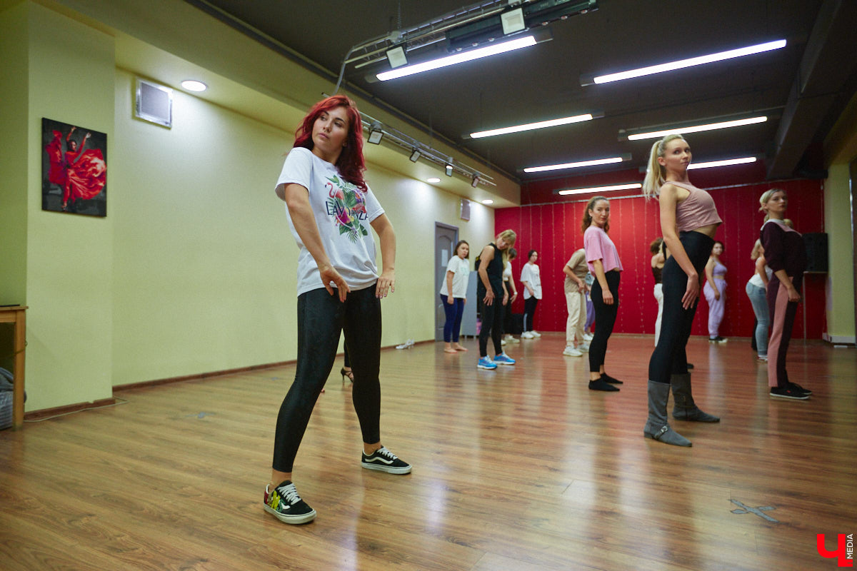 Дождливый осенний Владимир в одно мгновение превратился в южное побережье, стоило только переступить порог LaViDanza. Танцевальная академия в честь шестого дня рождения провела день открытых дверей. В списке желающих ощутить этот летний вайб было более 150 человек. Гостям предложили 12 направлений – танцевальных парных и сольных, фитнес и детских, хорошее настроение и новые знакомства. Как прошло главное танцевальное событие этих выходных, смотрите в нашем фоторепортаже.